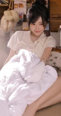 鼻子，脸蛋红红的可爱办法发型少女白衣短裤居家美美写真照片