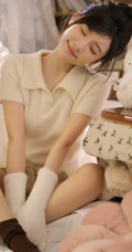 鼻子，脸蛋红红的可爱办法发型少女白衣短裤居家美美写真照片