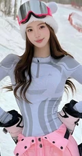 雪地上滑雪，穿着紧身雪衣的高颜值女生小姐姐可爱美拍照片
