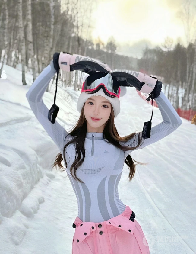 雪地上滑雪，穿着紧身雪衣的高颜值女生小姐姐可爱美拍照片