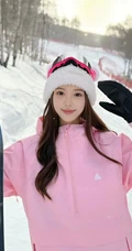 雪地上滑雪，穿着紧身雪衣的高颜值女生小姐姐可爱美拍照片