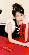 小姐姐给你拜年啦，手拿新年红包，灯笼，对联，糖葫芦的可爱女生新年写真套图