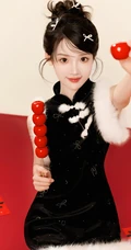 小姐姐给你拜年啦，手拿新年红包，灯笼，对联，糖葫芦的可爱女生新年写真套图