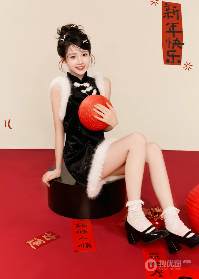 小姐姐给你拜年啦，手拿新年红包，灯笼，对联，糖葫芦的可爱女生新年写真套图