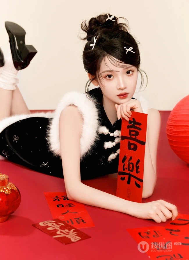 小姐姐给你拜年啦，手拿新年红包，灯笼，对联，糖葫芦的可爱女生新年写真套图