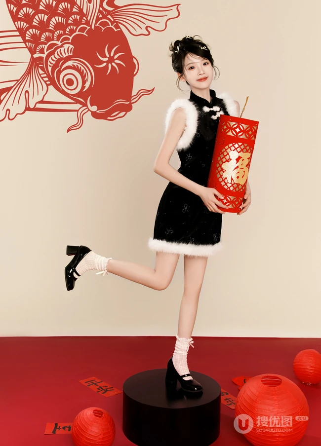 小姐姐给你拜年啦，手拿新年红包，灯笼，对联，糖葫芦的可爱女生新年写真套图