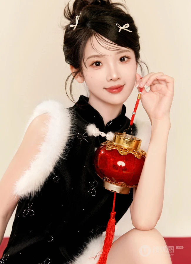 小姐姐给你拜年啦，手拿新年红包，灯笼，对联，糖葫芦的可爱女生新年写真套图