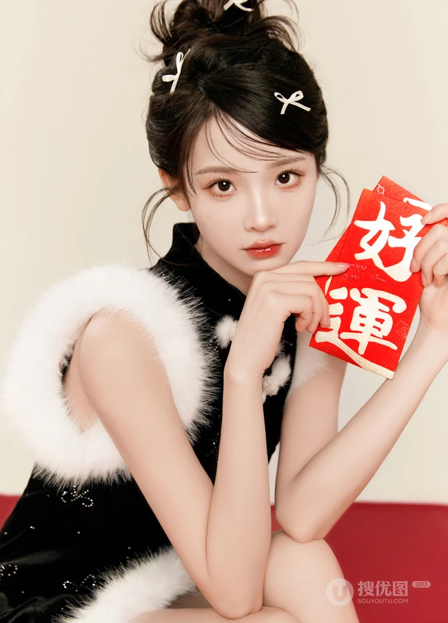 小姐姐给你拜年啦，手拿新年红包，灯笼，对联，糖葫芦的可爱女生新年写真套图