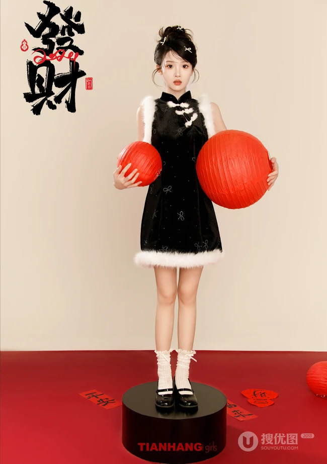 小姐姐给你拜年啦，手拿新年红包，灯笼，对联，糖葫芦的可爱女生新年写真套图
