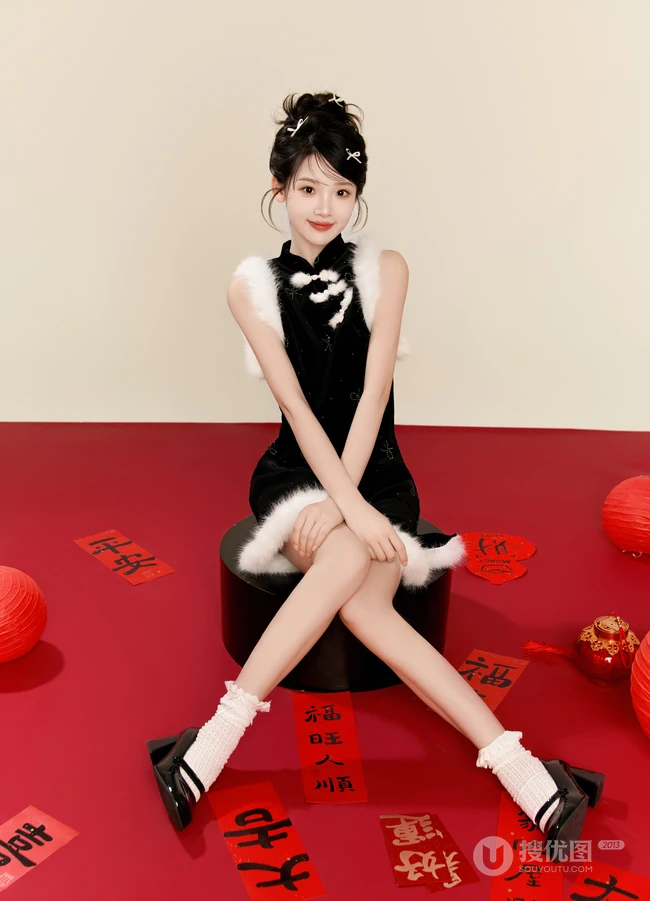 小姐姐给你拜年啦，手拿新年红包，灯笼，对联，糖葫芦的可爱女生新年写真套图