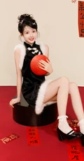 小姐姐给你拜年啦，手拿新年红包，灯笼，对联，糖葫芦的可爱女生新年写真套图