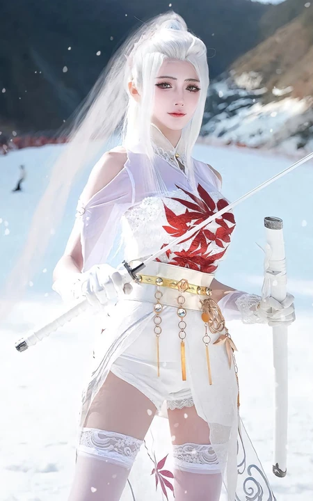 雪地，滑雪场里cos宁红叶的高挑女生手拿宝刀，蒙着眼睛，身着白衣短裤超美照片
