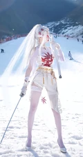 雪地，滑雪场里cos宁红叶的高挑女生手拿宝刀，蒙着眼睛，身着白衣短裤超美照片