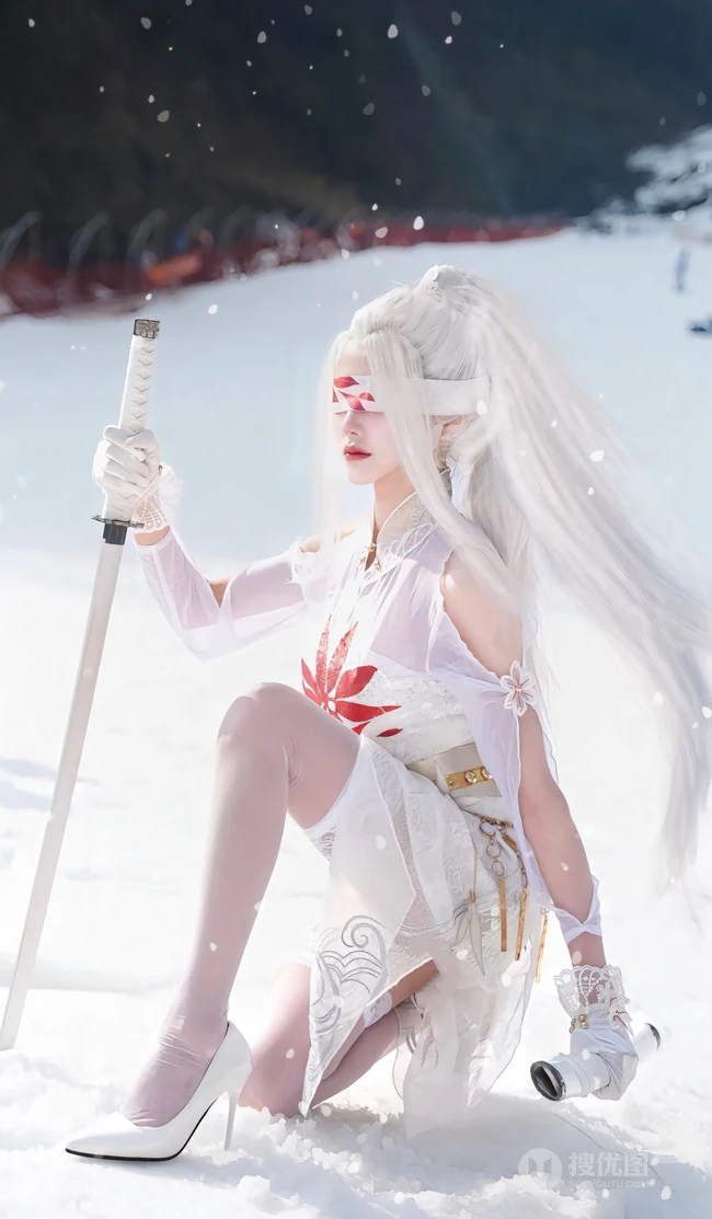 雪地，滑雪场里cos宁红叶的高挑女生手拿宝刀，蒙着眼睛，身着白衣短裤超美照片