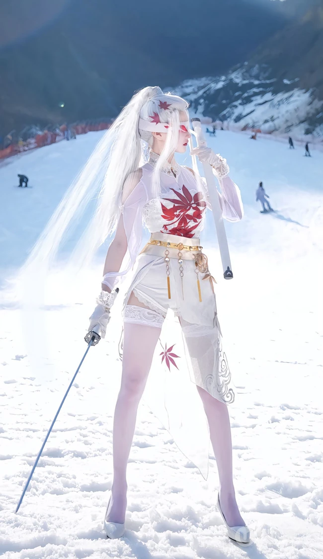 雪地，滑雪场里cos宁红叶的高挑女生手拿宝刀，蒙着眼睛，身着白衣短裤超美照片