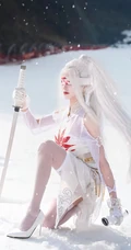 雪地，滑雪场里cos宁红叶的高挑女生手拿宝刀，蒙着眼睛，身着白衣短裤超美照片