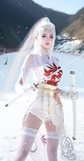 雪地，滑雪场里cos宁红叶的高挑女生手拿宝刀，蒙着眼睛，身着白衣短裤超美照片