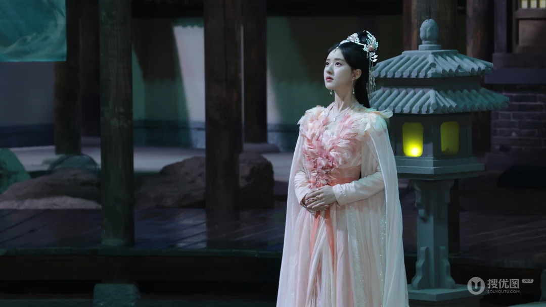 站在院子里的阿音壁纸，赵露思饰演的古装燃恋仙侠剧《神隐》人物阿音白裙壁纸图片