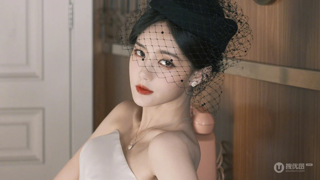 美女李一桐壁纸，透着黑纱，身着抹胸裙的李一桐静坐侧颜超美壁纸图片
