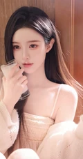 美的无处藏，一见就喜欢的高颜值黑直长发女生小姐姐肩带睡裙室内写真套图