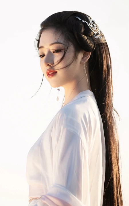 仙气十足，一袭白裙古风装扮美女侧颜好看手机壁纸图片