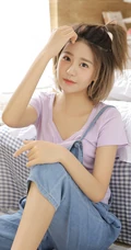 笑容很治愈，绑着可爱小揪揪头发的齐肩短发个性女生肩带牛仔裤穿搭居家美照