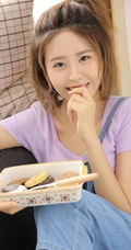 笑容很治愈，绑着可爱小揪揪头发的齐肩短发个性女生肩带牛仔裤穿搭居家美照