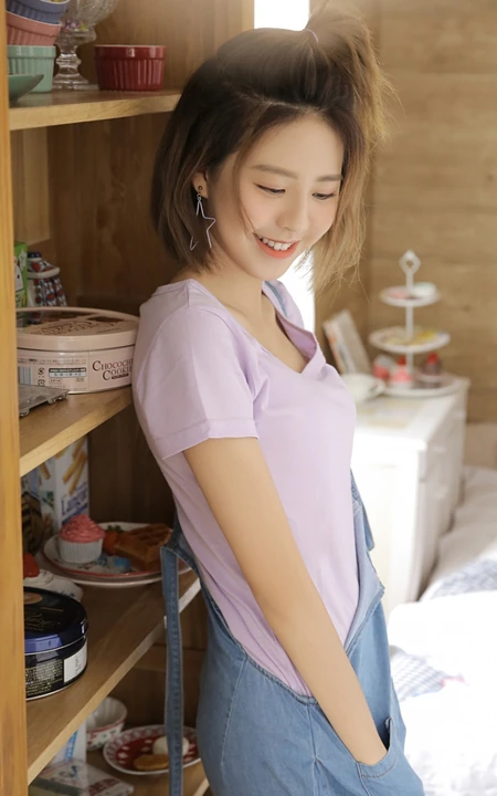 笑容很治愈，绑着可爱小揪揪头发的齐肩短发个性女生肩带牛仔裤穿搭居家美照