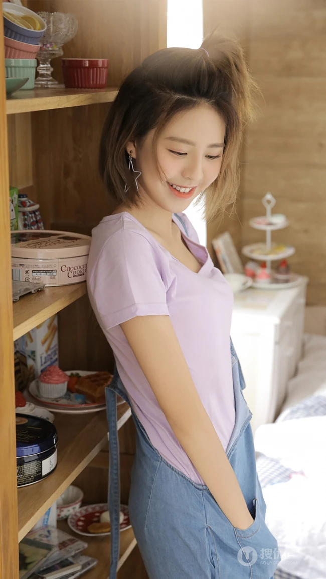 笑容很治愈，绑着可爱小揪揪头发的齐肩短发个性女生肩带牛仔裤穿搭居家美照