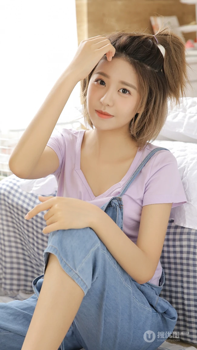 笑容很治愈，绑着可爱小揪揪头发的齐肩短发个性女生肩带牛仔裤穿搭居家美照
