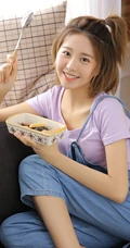 笑容很治愈，绑着可爱小揪揪头发的齐肩短发个性女生肩带牛仔裤穿搭居家美照
