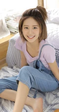 笑容很治愈，绑着可爱小揪揪头发的齐肩短发个性女生肩带牛仔裤穿搭居家美照