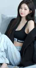 沙发上的精选高颜值女生小姐姐，穿着显身材黑色运动家居服牛仔裤冷艳写真图片