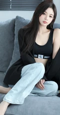 沙发上的精选高颜值女生小姐姐，穿着显身材黑色运动家居服牛仔裤冷艳写真图片