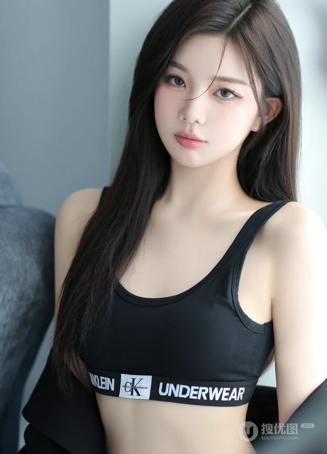 沙发上的精选高颜值女生小姐姐，穿着显身材黑色运动家居服牛仔裤冷艳写真图片