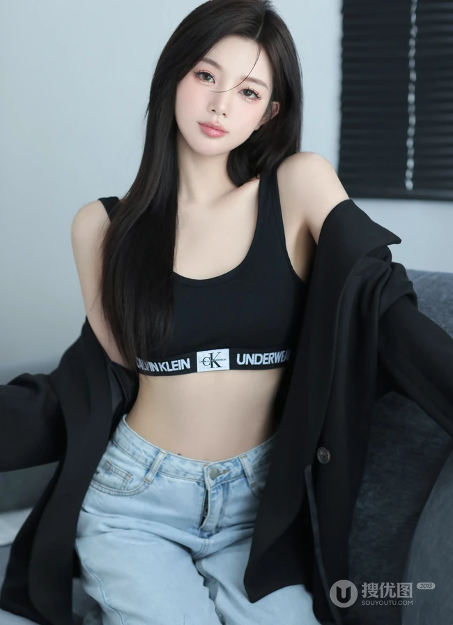 沙发上的精选高颜值女生小姐姐，穿着显身材黑色运动家居服牛仔裤冷艳写真图片