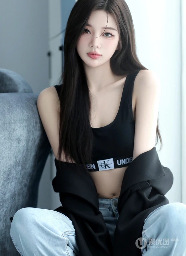 沙发上的精选高颜值女生小姐姐，穿着显身材黑色运动家居服牛仔裤冷艳写真图片