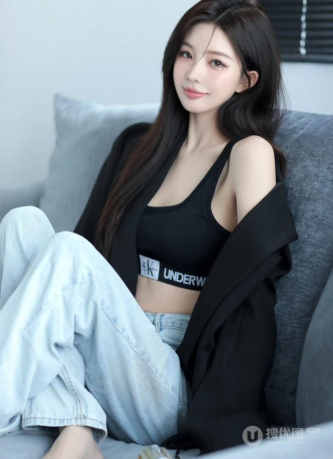 沙发上的精选高颜值女生小姐姐，穿着显身材黑色运动家居服牛仔裤冷艳写真图片