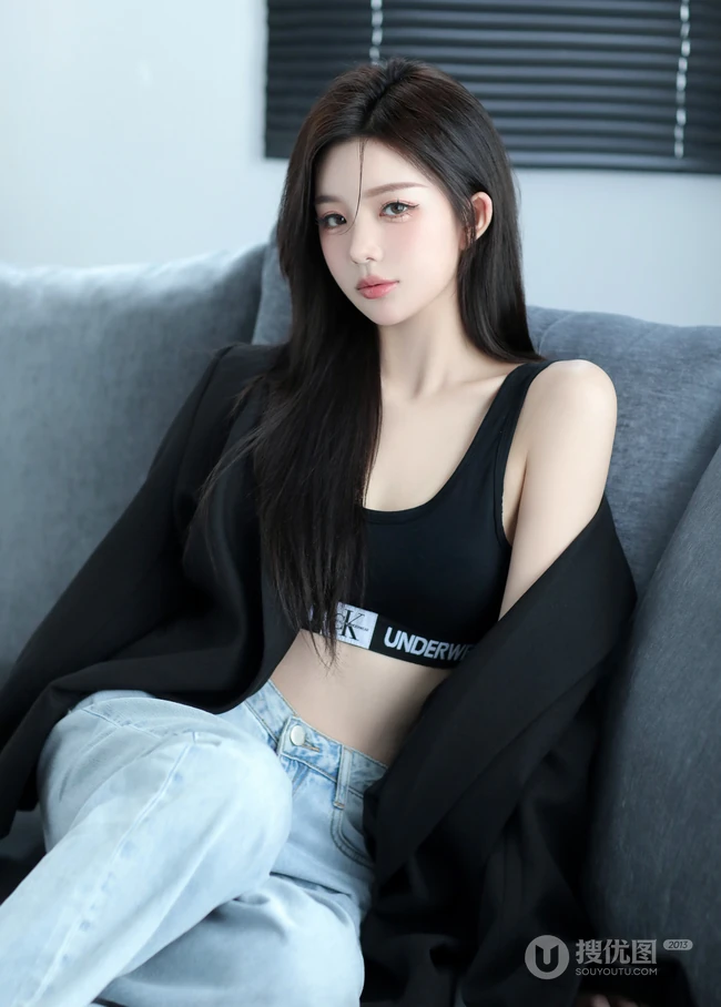 沙发上的精选高颜值女生小姐姐，穿着显身材黑色运动家居服牛仔裤冷艳写真图片
