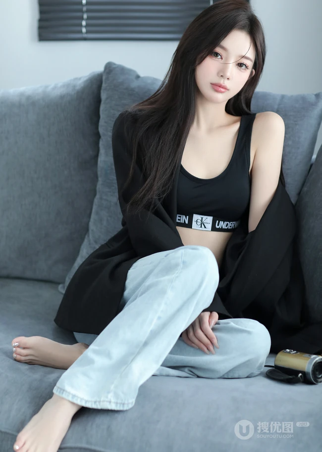 沙发上的精选高颜值女生小姐姐，穿着显身材黑色运动家居服牛仔裤冷艳写真图片