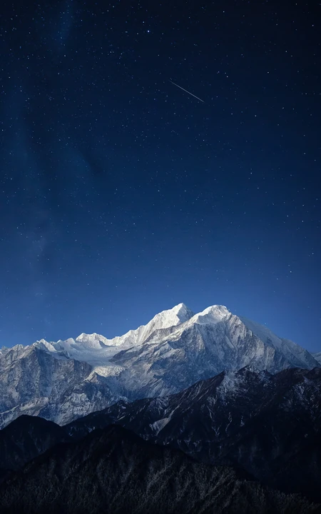 夜空下的寂静雪山，高山手机壁纸图片