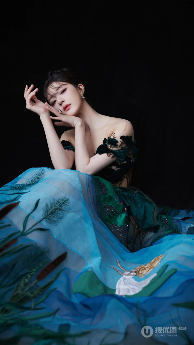 赵露思手机壁纸，盘坐在地上，手势，舞姿优美的赵露思唯美手机壁纸图片