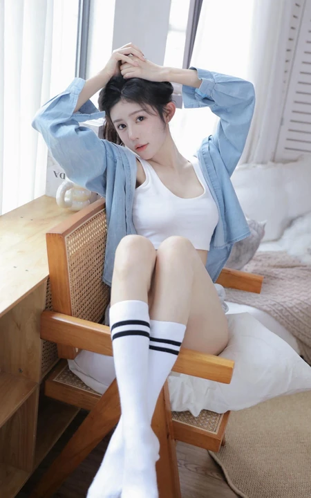 居家少女，穿着白背心，白袜坐在凳子上绑头发的清纯女生手机壁纸图片