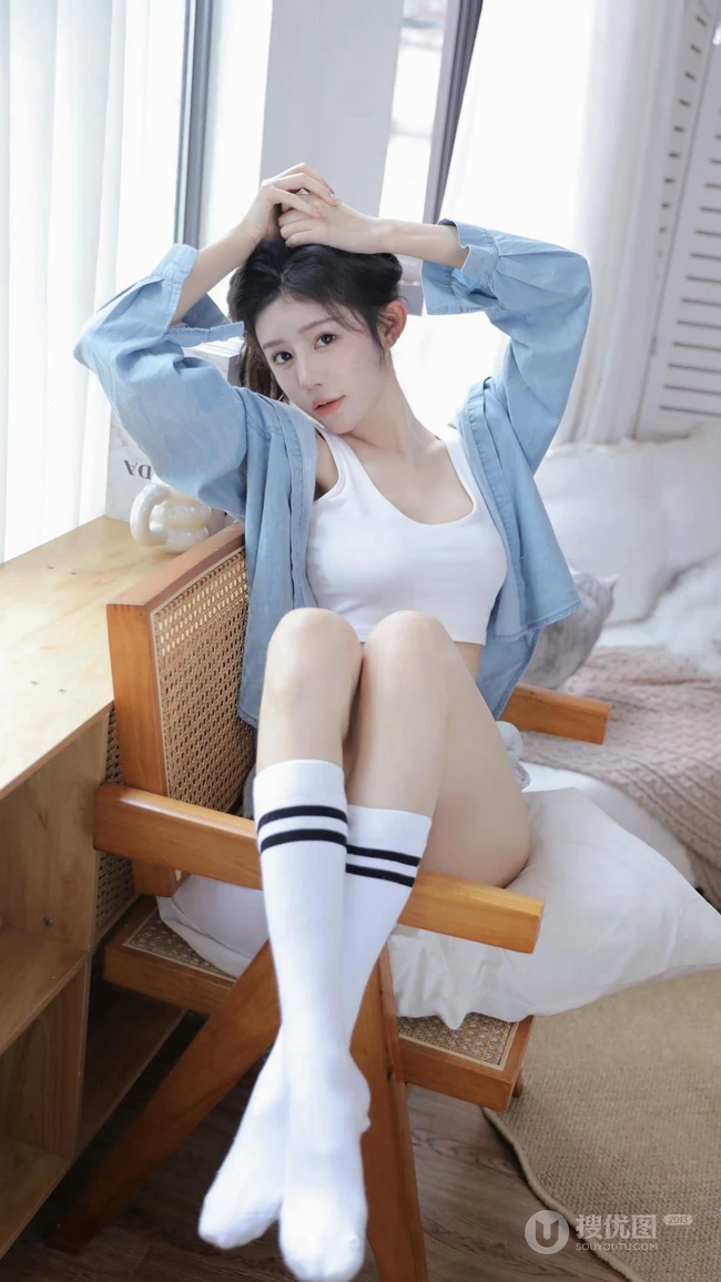 居家少女，穿着白背心，白袜坐在凳子上绑头发的清纯女生手机壁纸图片