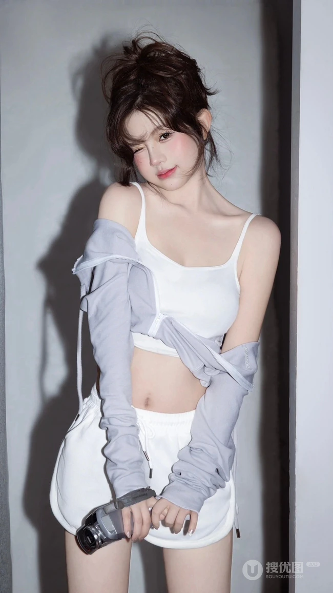 娇俏可爱的清纯少女摄影师，白色吊带背心加短裤清凉穿搭美少女写真手机壁纸
