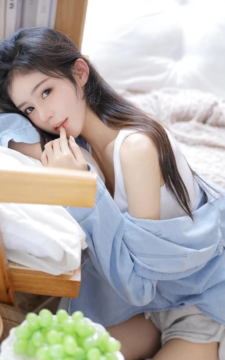 高颜值美少女手机壁纸，头趴在凳子上的好看女生侧颜看着你手机壁纸图片