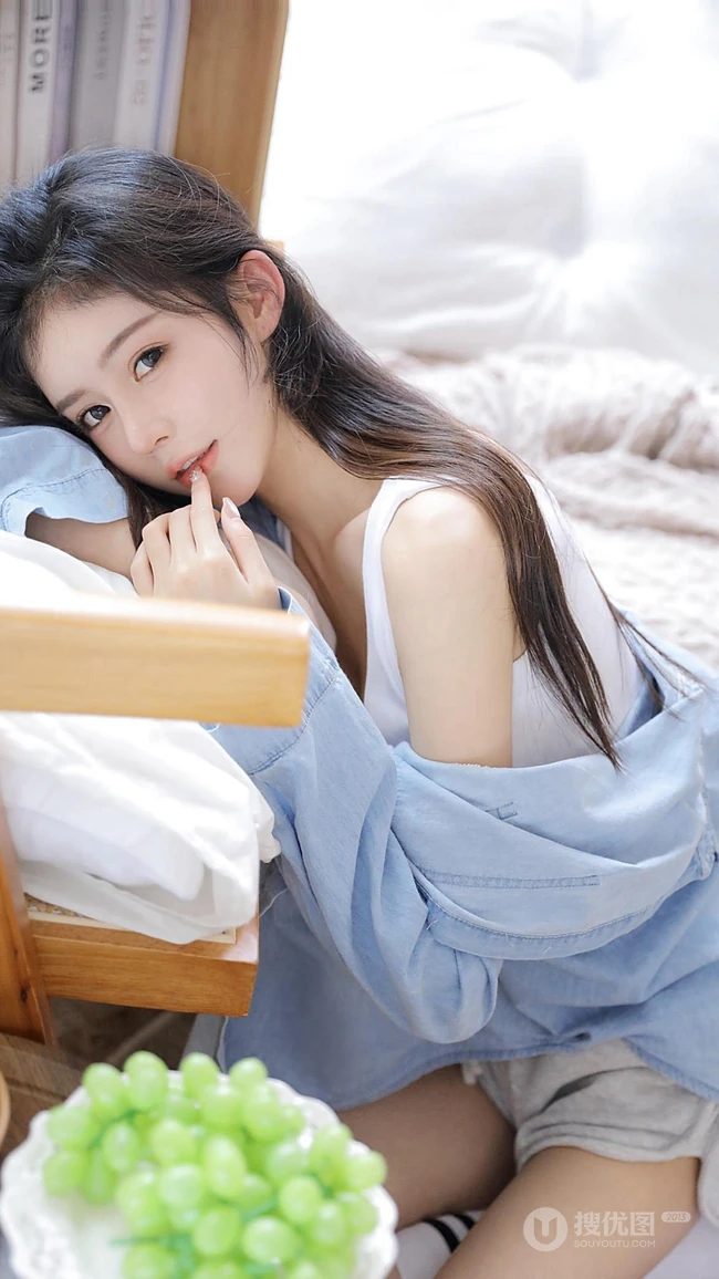 高颜值美少女手机壁纸，头趴在凳子上的好看女生侧颜看着你手机壁纸图片