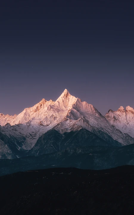 高海拔，光秃秃的高山，日照半山唯美景色手机壁纸图片
