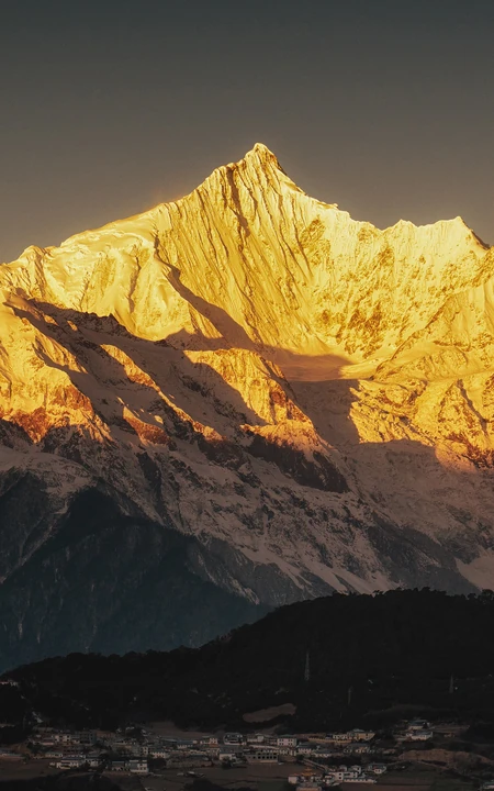 日照下，宛如披着黄金的高山，日照金山唯美手机壁纸图片