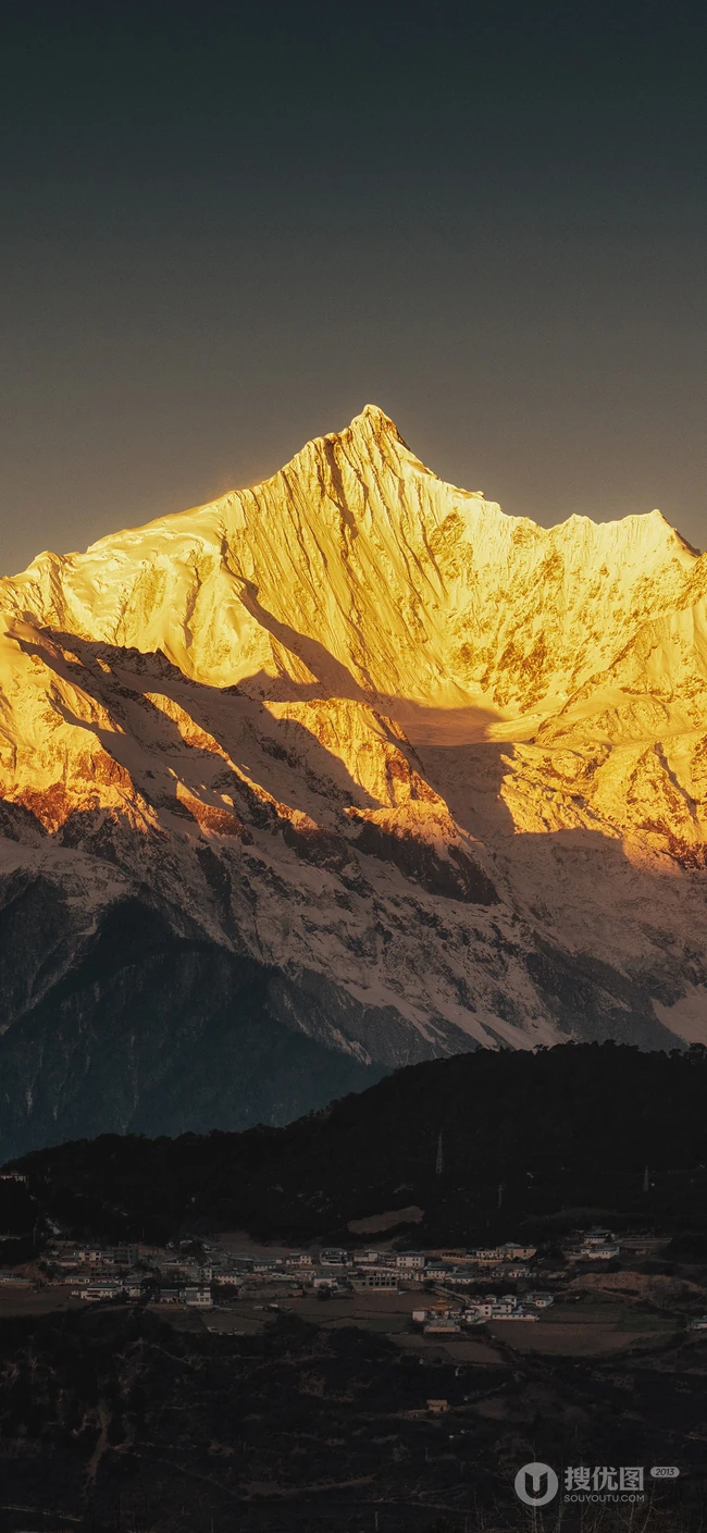 日照下，宛如披着黄金的高山，日照金山唯美手机壁纸图片